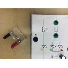 Plaque sérigraphiée comprenant : - Plaque circuit imprimée - 4 douilles de sécurité - 1 module au pas de 38mm isolé équipé de- 1